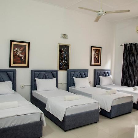 Funk Bunks - By The Lake Kandy Bagian luar foto