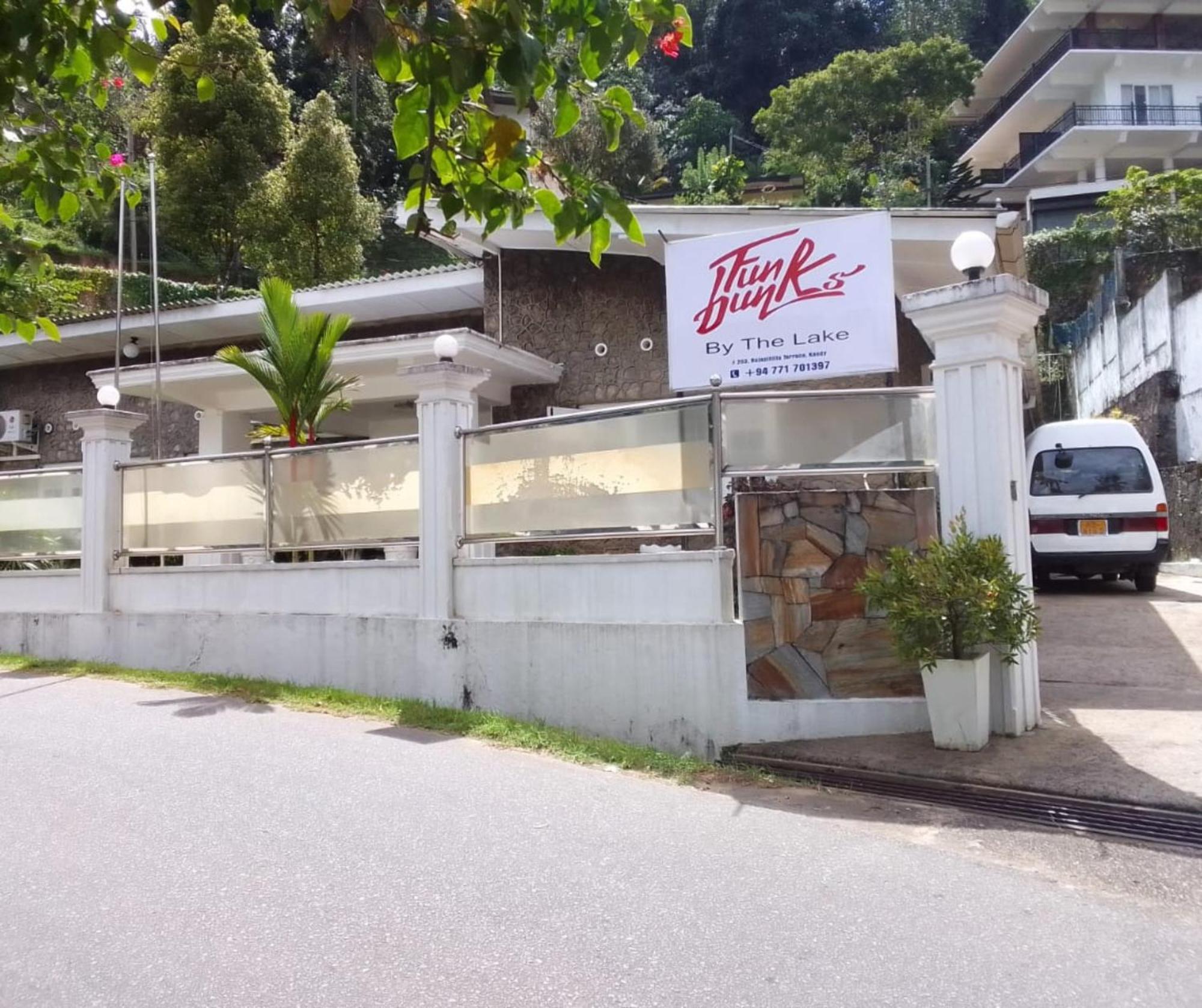 Funk Bunks - By The Lake Kandy Bagian luar foto