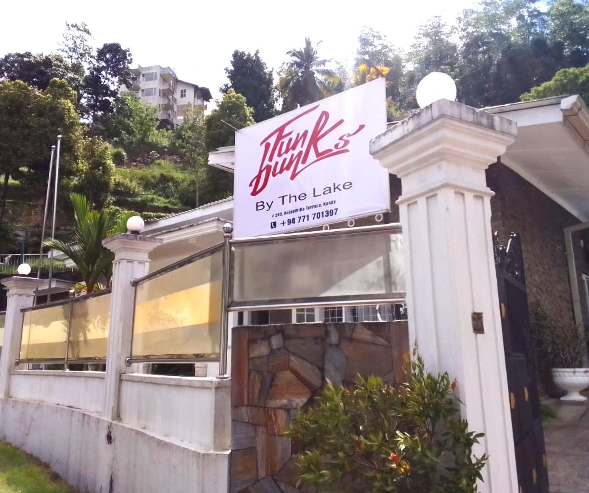 Funk Bunks - By The Lake Kandy Bagian luar foto